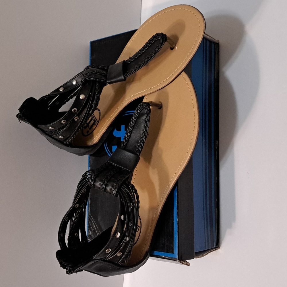 New Women's if Carrini Brand Thong Sandals Sz 7.5 Black